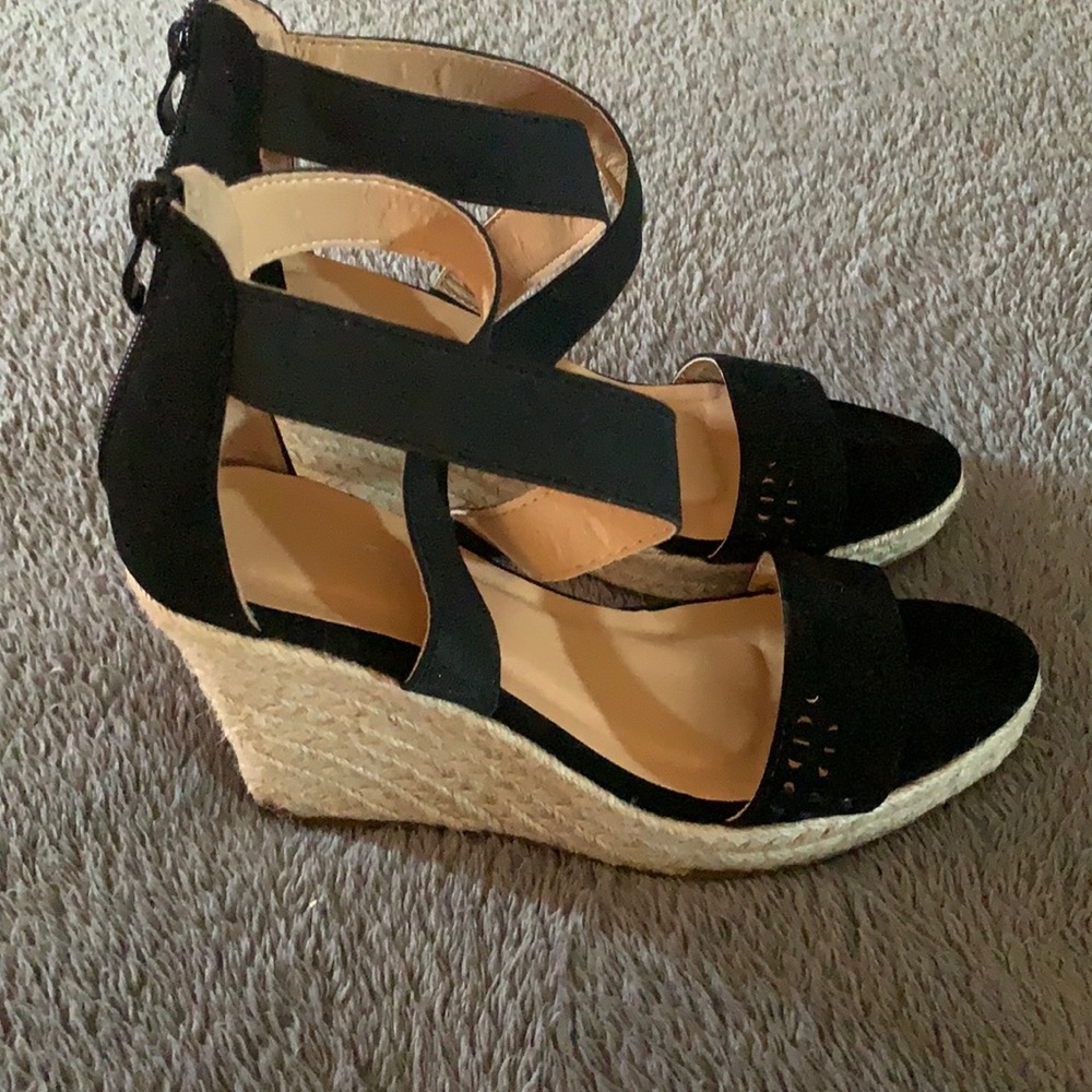 Black wedges